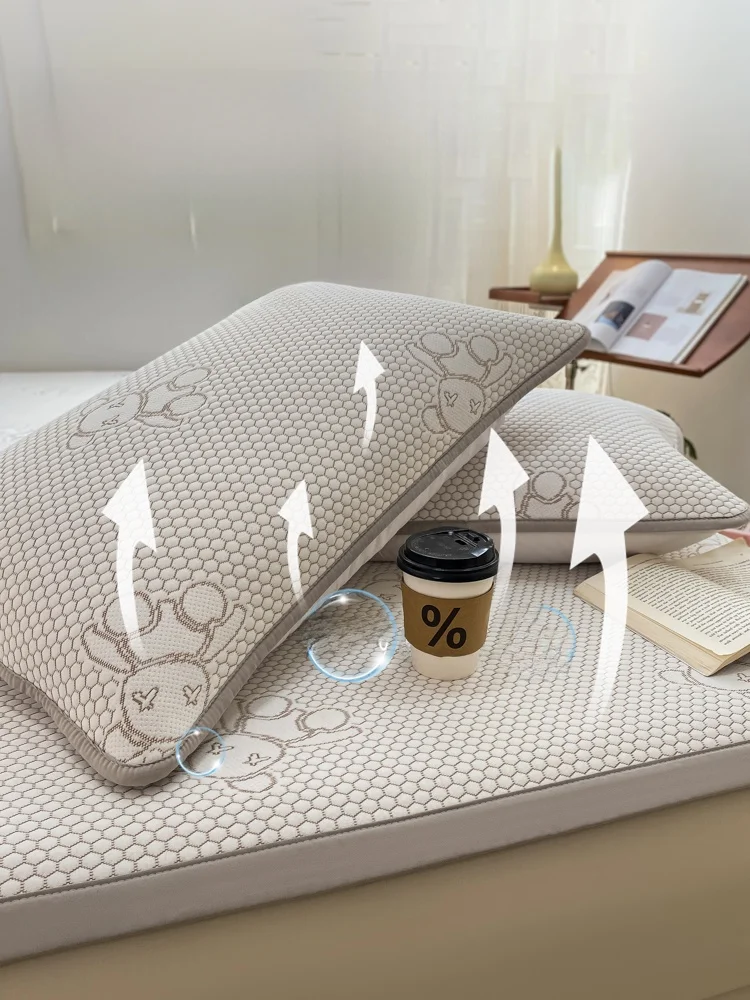 夏の寝具で汗をかきにくくしたいなら、この「冷感アイスシルク枕カバー」がおすすめ？