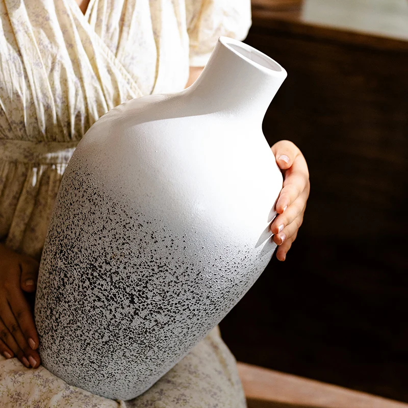 大きな花瓶をどう選ぶ？和風・ヴィンテージ風の陶器花瓶がインテリアに与える、心の癒しとは