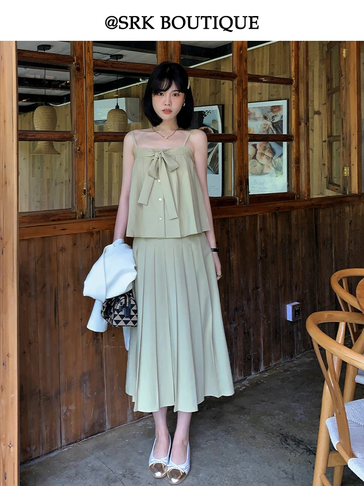 デート服 秋 20代 にぴったりのセットアップは、カーキカラーのフリルキャミとハイウエストスカートがベスト？