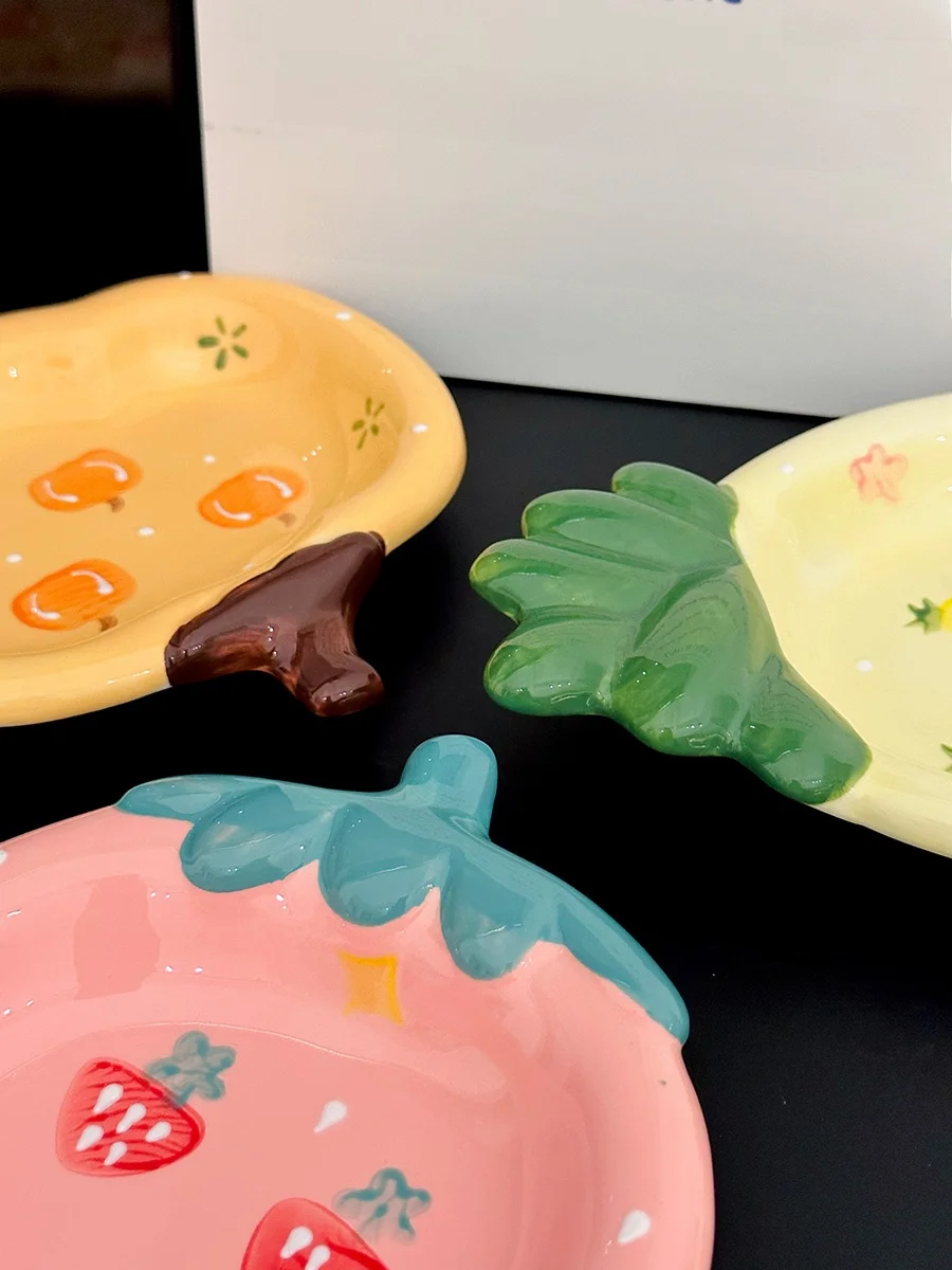 高温釉下彩陶製 ストロベリーデザインプレート：おしゃれで使いやすい家庭用小皿の実用性を検証