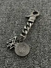 ヴィンテージ風M字型キーホルダー【レトロデザイン・腰に掛ける装飾用】
