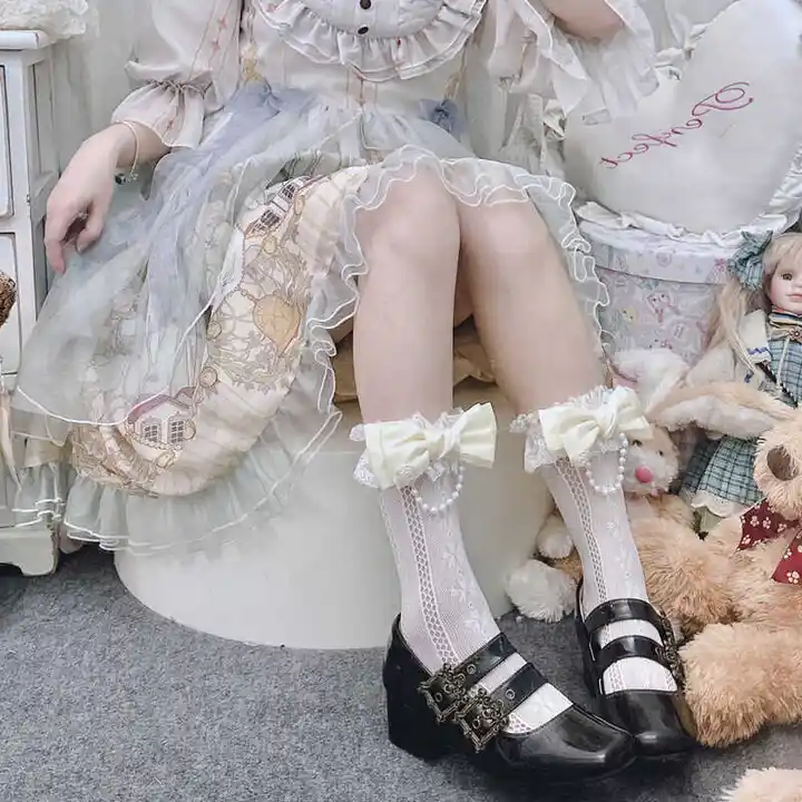 ロリータ風 レース付きバラ柄ソックス【甘い少女向け・パールチェーン・リボン装飾・透かしデザイン】