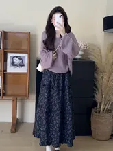 ゆったりとした長袖紫色セーターとフラワープリントワンピースの春用コーディネート（セットアップ対応）