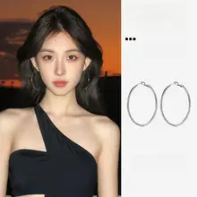 ゴールドカラーの大きな丸型イヤリング【ユニークデザイン・洗練された印象】