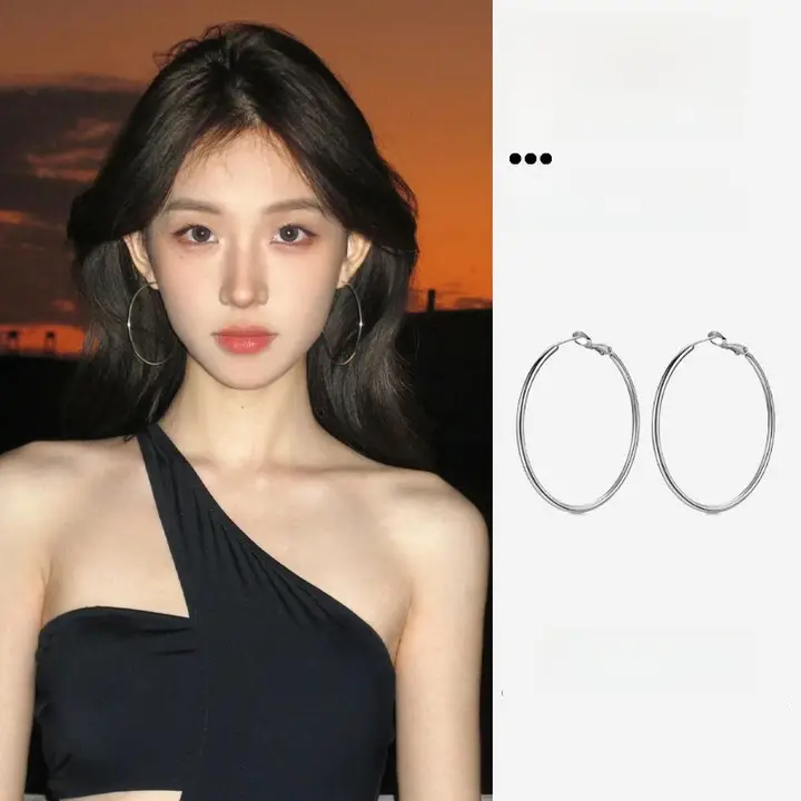 ゴールドカラーの大きな丸型イヤリング【ユニークデザイン・洗練された印象】