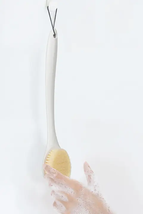 極上の柔らかさの長柄ボディブラシ【背中用・角質ケア・バス用品】