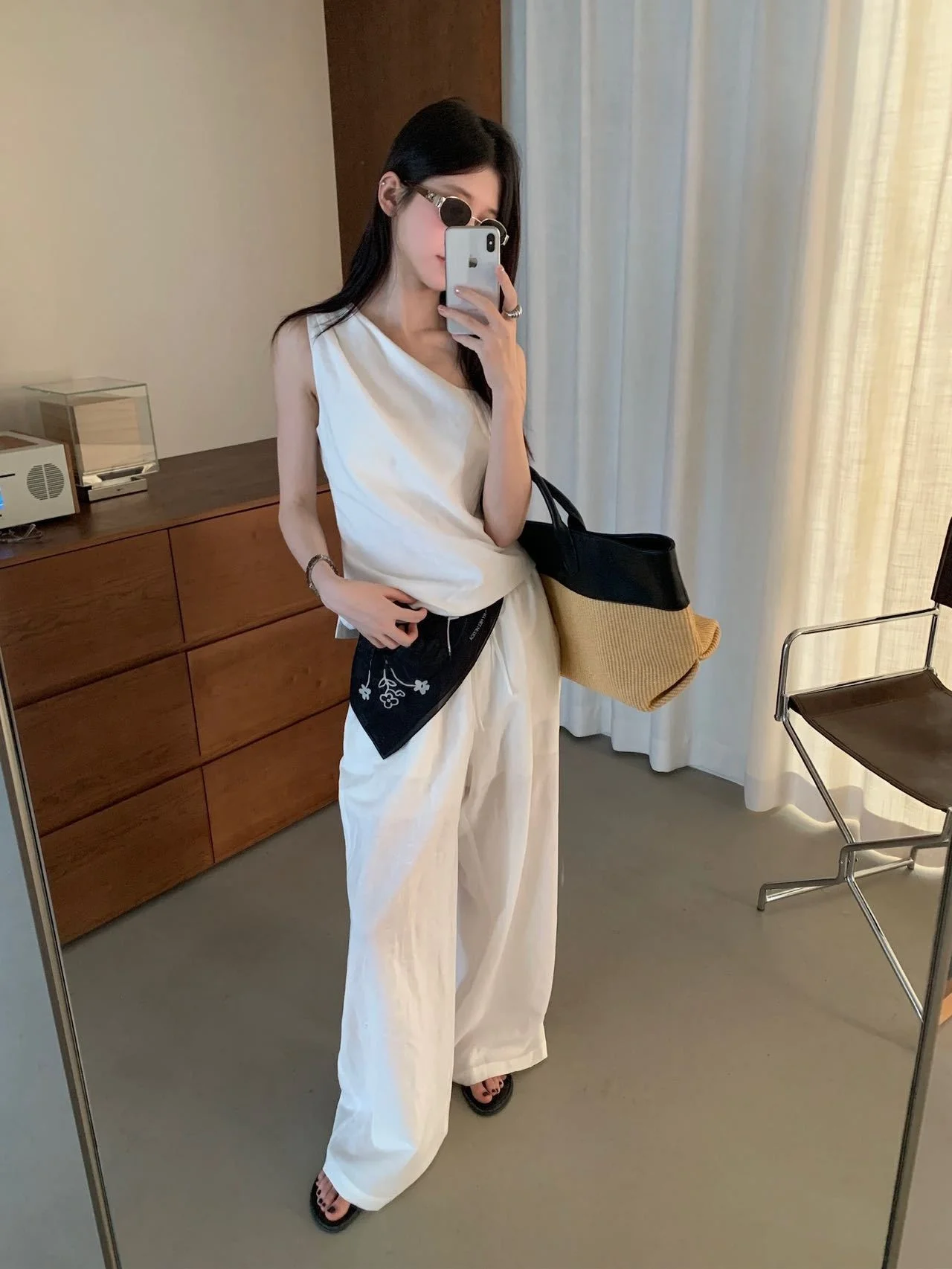 バーベキューコーデをシンプルに楽しむには、どんなトップスとパンツの組み合わせがおすすめ？