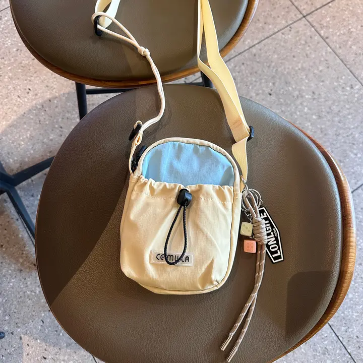 おしゃれなミニバッグ【斜め掛け・ビビッドカラーナイロン・アウトドア用】