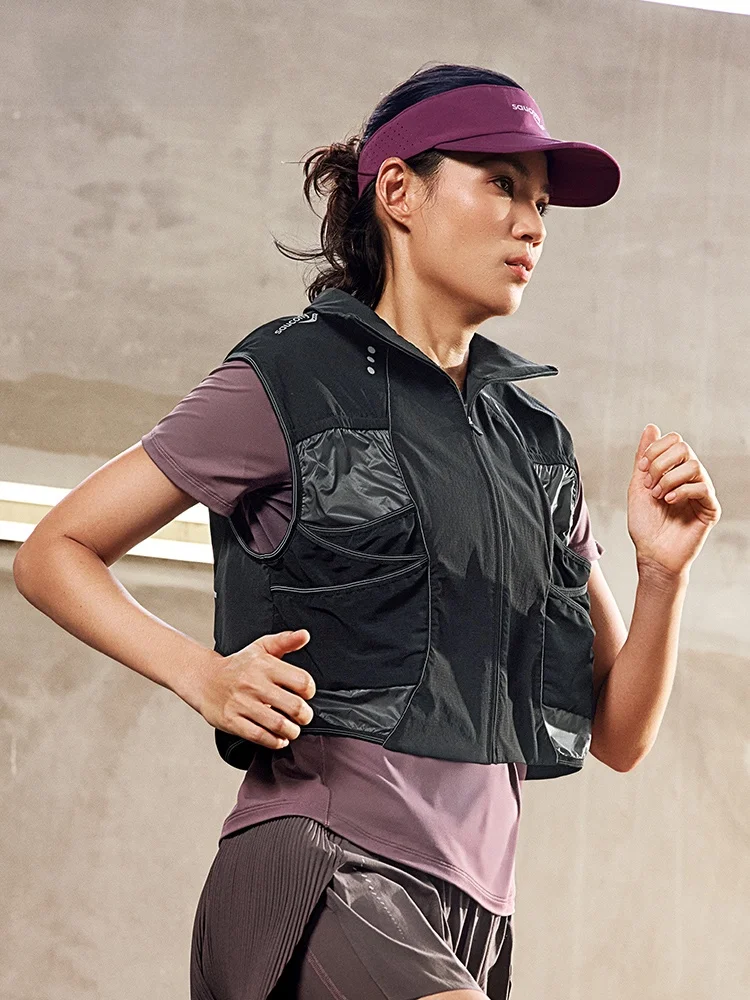 athletaとSAUCONYのタンクトップ、どちらが日常に合うの？