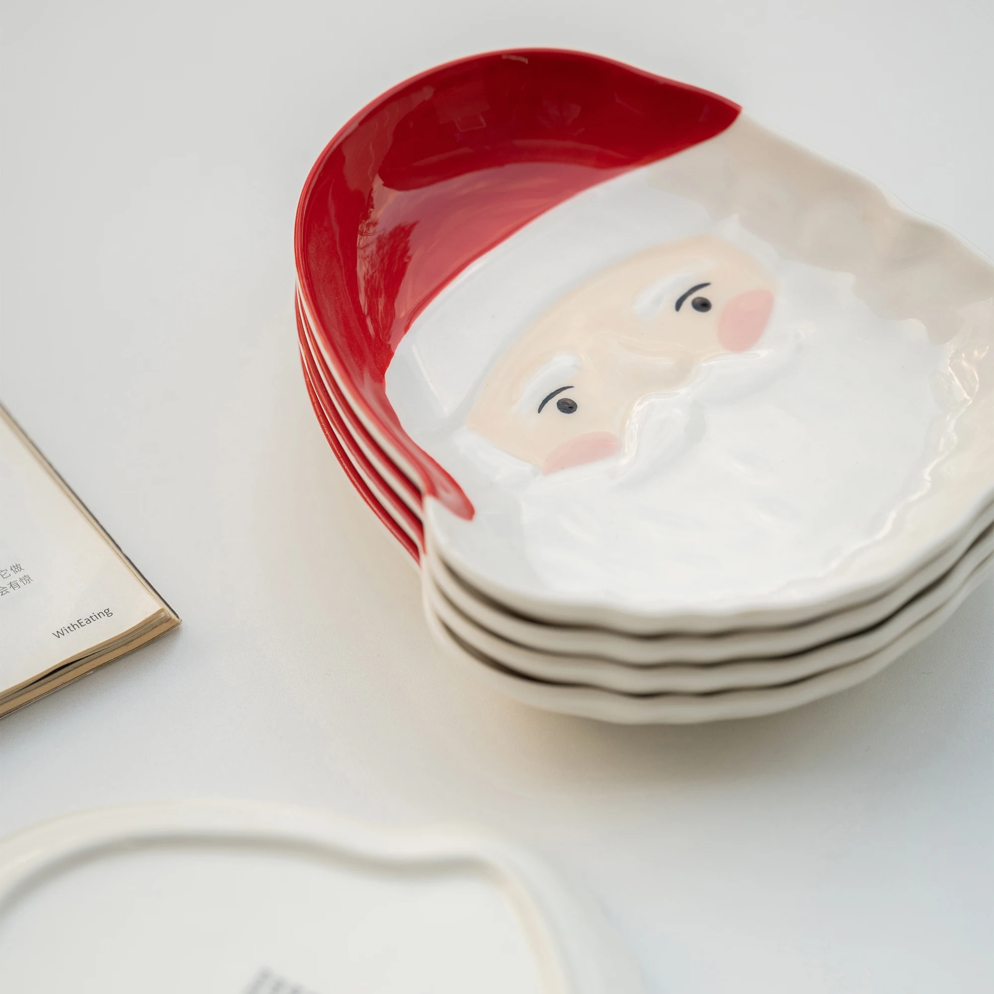 可愛いサンタクロースの陶器プレート：クリスマスムードを演出するストロベリーデザインの実用性と使い方