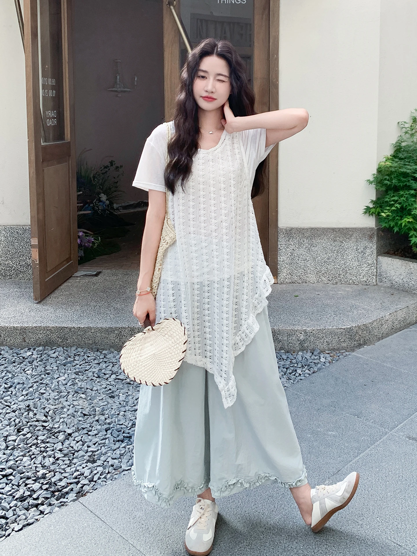 清楚な夏のコーディネート：不規則なレースブラウスとフレアパンツのセットアップ対応スタイル