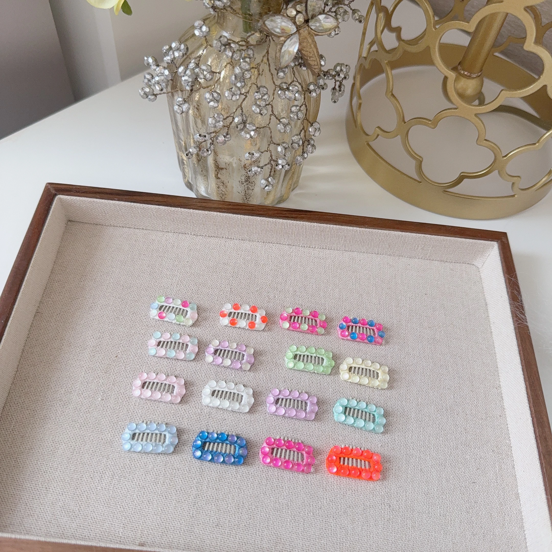 犬用カラフルヘアクリップ：多様なデザインとサイズで毛をしっかり固定
