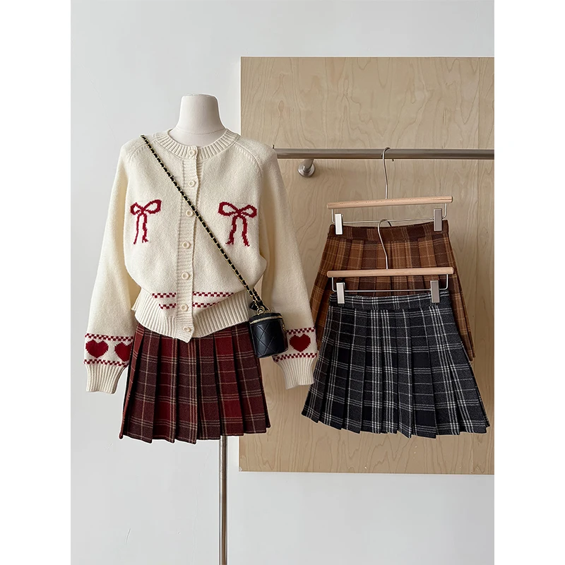 RENA バイカラー チェック柄 ウールJKスカート：秋冬シーズンに最適なハーフ丈プリーツデザインの実用性解析