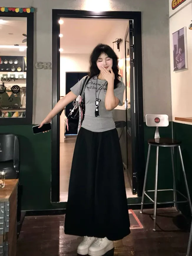 チャコールグレーTシャツはどんな色か？実は「薄いグレー」が通勤や日常で最も優しい理由
