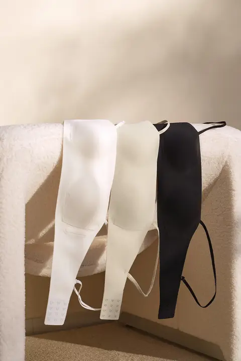極上の柔らかさの無痕ブラ【ストラップレス・滑り止め・美しい背中デザイン】