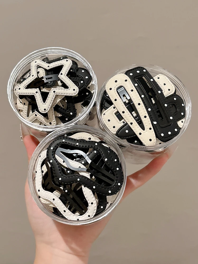 白黒ドットデザインのレザー製ヘアクリップ：スリックバックやポニーテールサイドに最適な前髪固定ツール