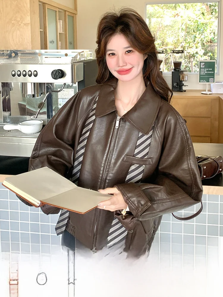 カフェブラウンのレザージャケット：美式風の女性向け日常着としての実用性と耐久性