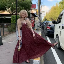 赤いフラワープリントのキャミソールワンピース【Vネック・フィット・膝下丈】