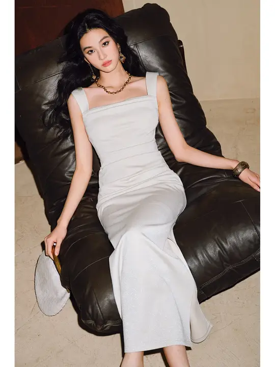 華やかな輝きのストレッチニットワンピース【手作りのプリーツ・スクエアネック・タイトフィット】