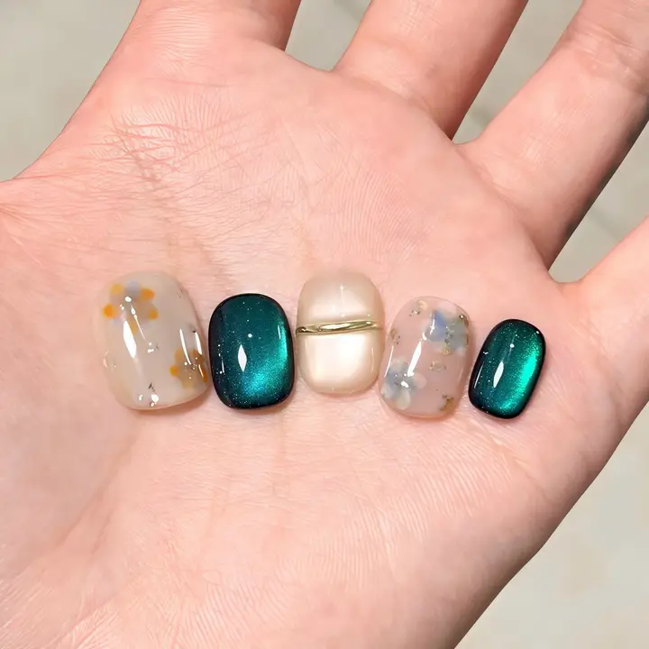 高級感あるグリーンのネイルシール【猫眼・手作り・秋冬用・短め】
