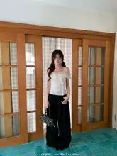 透け感のあるオフショルダーのフィットトップス【立体的なプリーツ・ノースリーブ】