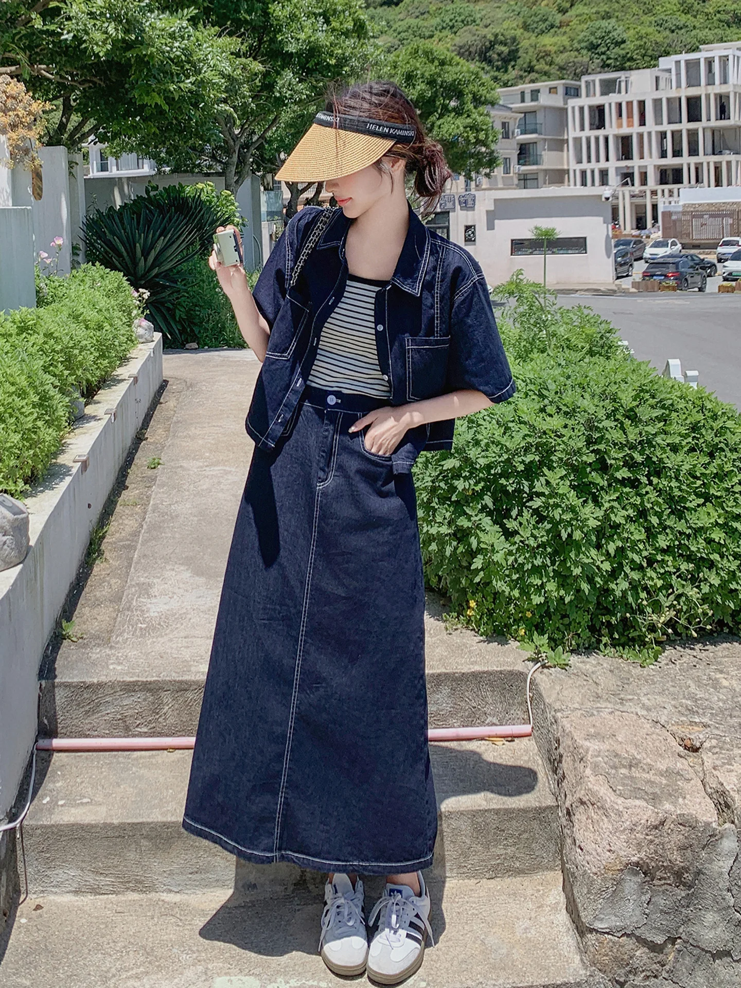 40代の女性にぴったりなカジュアルデニムコーデは、この「深い青の薄手デニムシャツ」から始める？