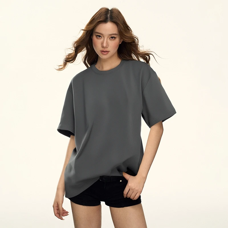 シンプルなデザインのカラフル半袖Tシャツ：通勤風の女性向けカラーコーディネートアイテム