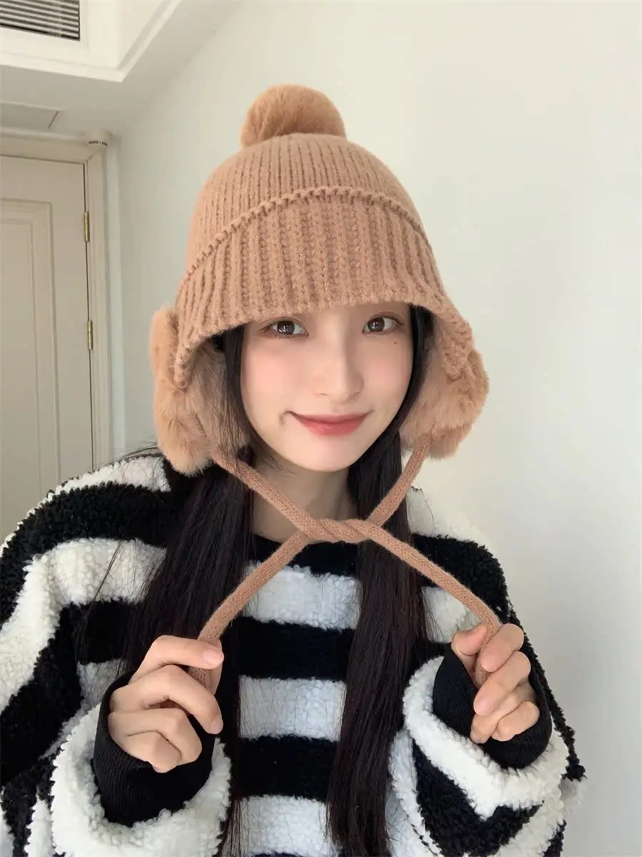 毛球付きニット耳当て帽子：冬用で保温性と可愛さを両立する女性向けデザイン