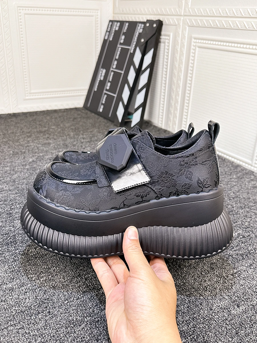 10万円で買えるレディースファッションで悩んでいるなら、この「内蔵ヒールの小型レザーシューズ」が今こそおすすめ！