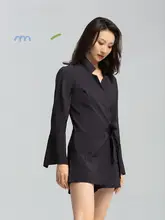 斜め紐デザインの連体型スーツ
