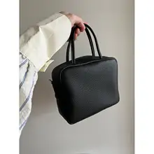 高級感のある本革製 ショルダーバッグ【シンプルデザイン・通勤用・スクエア型】