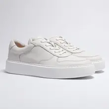 スタイリッシュなカジュアルシューズ【本革・快適・ローカット・ホワイト】