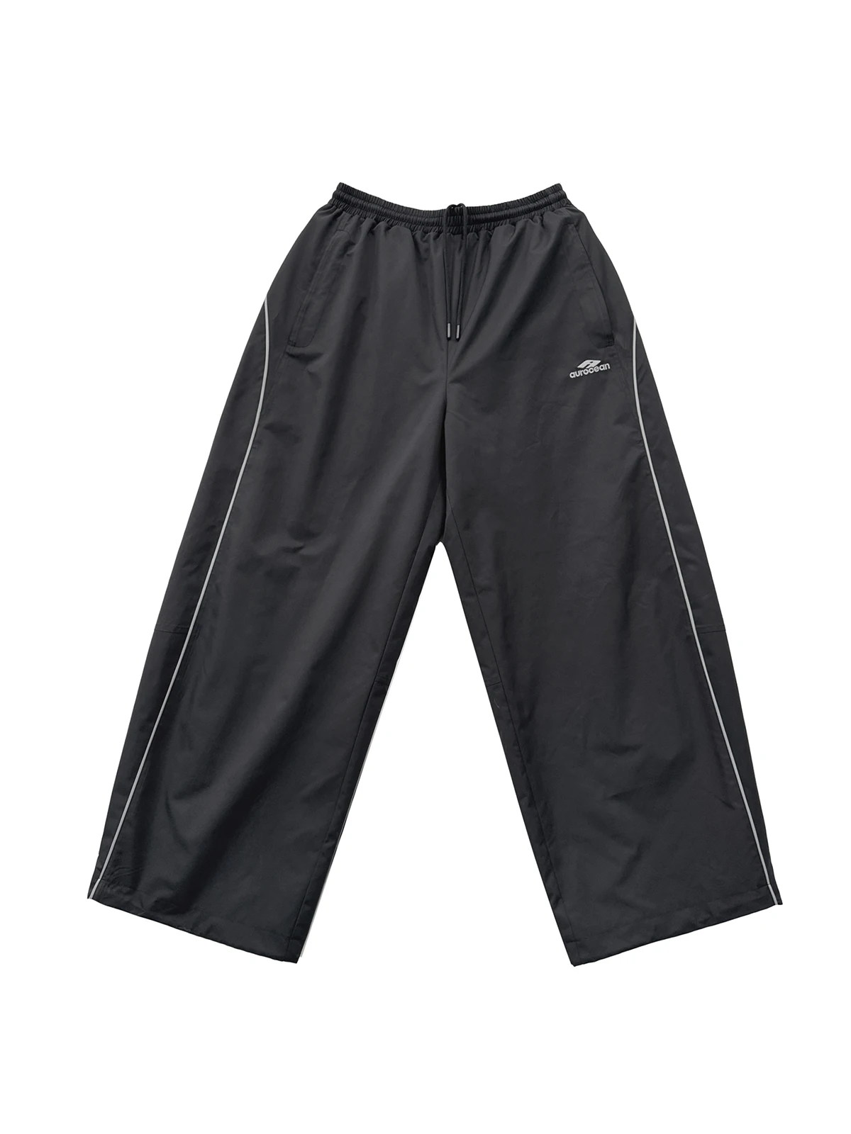 黒のレトロスポーツパンツ：対照色ストライプとストレッチ性で快適な日常を実現