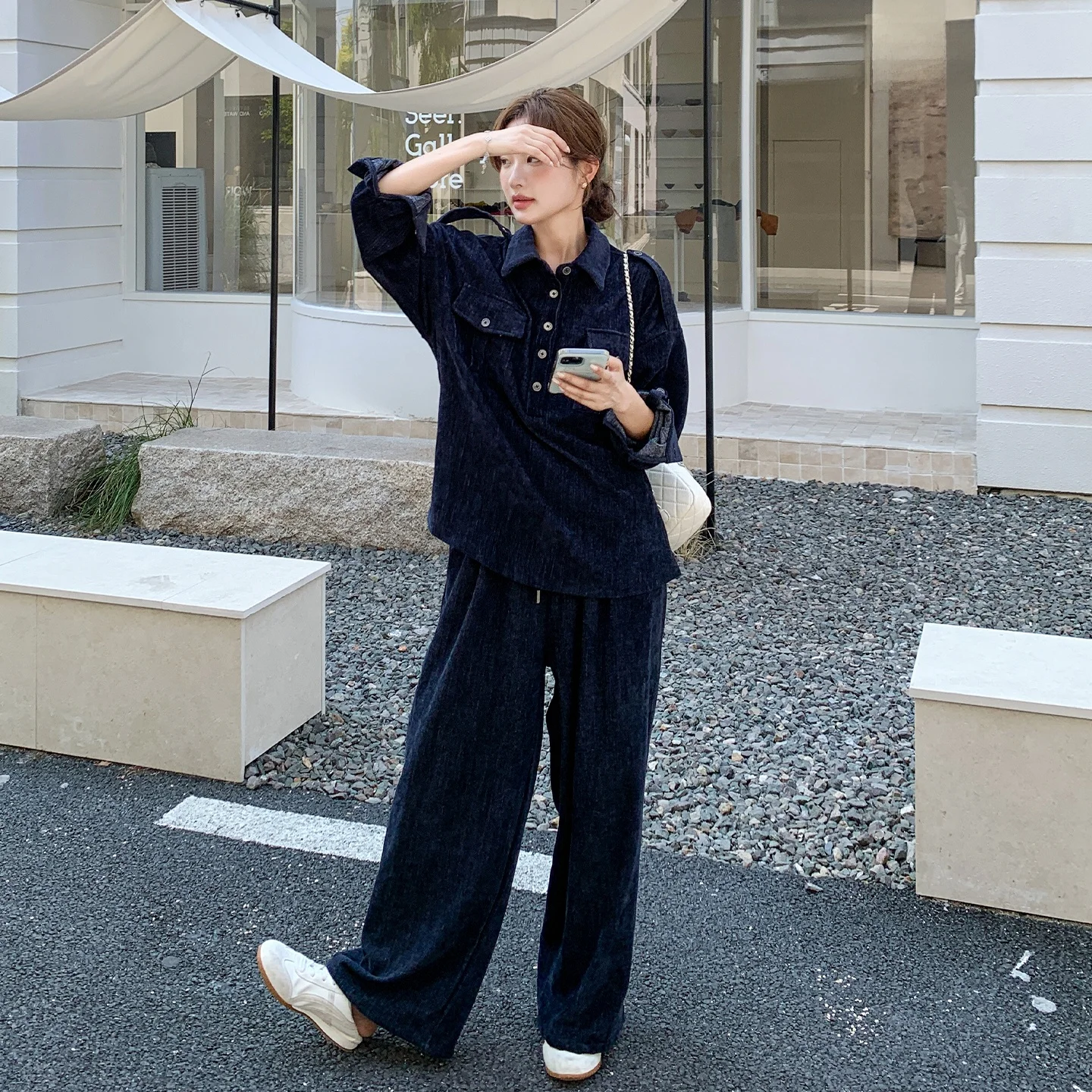 魅力的なコーデュロイジャンプスーツ：春秋向けの宽松型セットアップの実用性と耐久性