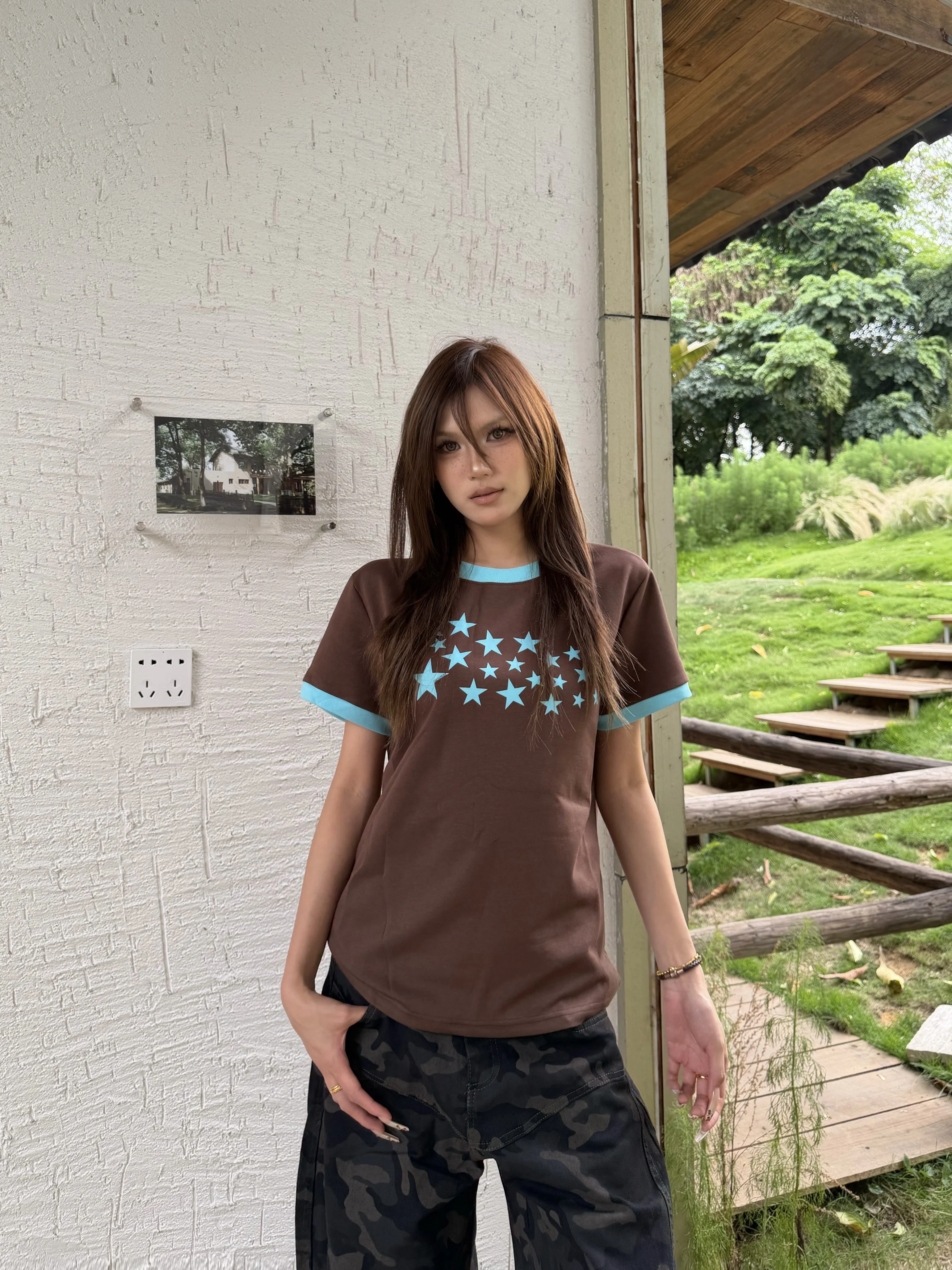アメリカンビンテージ風カラー星柄Tシャツ：地雷系コーデのスタイルガイド