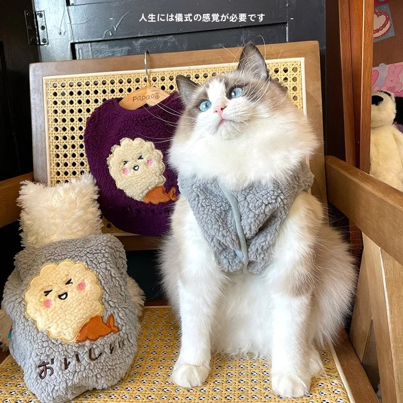 クリスマスデザインのペット用ニットベスト：猫や犬に着せやすい立体クマの暖冬スタイル