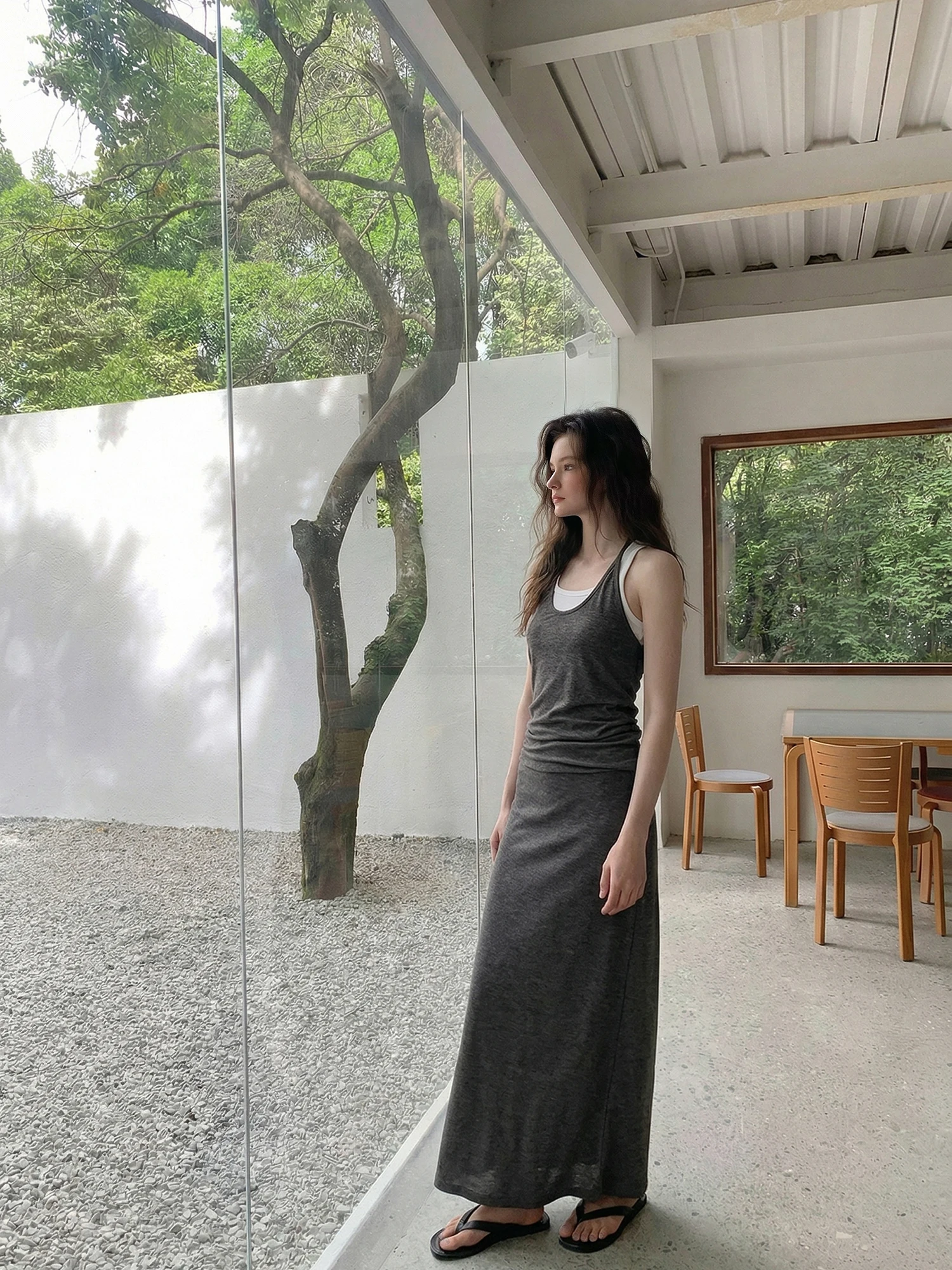 背中あきワンピースをどう選ぶ？感のあるAラインフレアワンピースが教えてくれた、夏の心地よさの秘密
