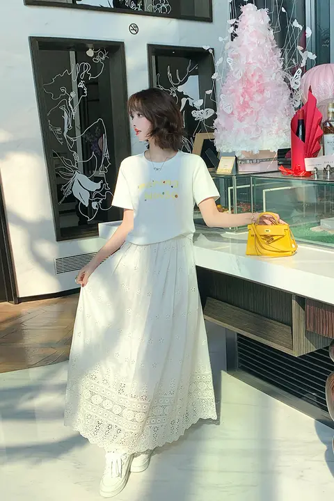 優雅なレース刺繍ロングスカート【白・初恋の月光のようなデザイン】