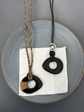 シンプルなデザイン！黒の瑪瑙製の円環ペンダントネックレス【編み込み式・ロングタイプ・ニット用】