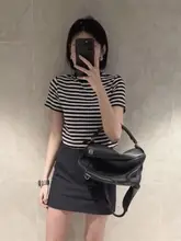 ブラックとホワイトのストライプ ラウンドネックショートスリーブTシャツ【夏用・スリムフィット・ショート丈・冷感ニット】