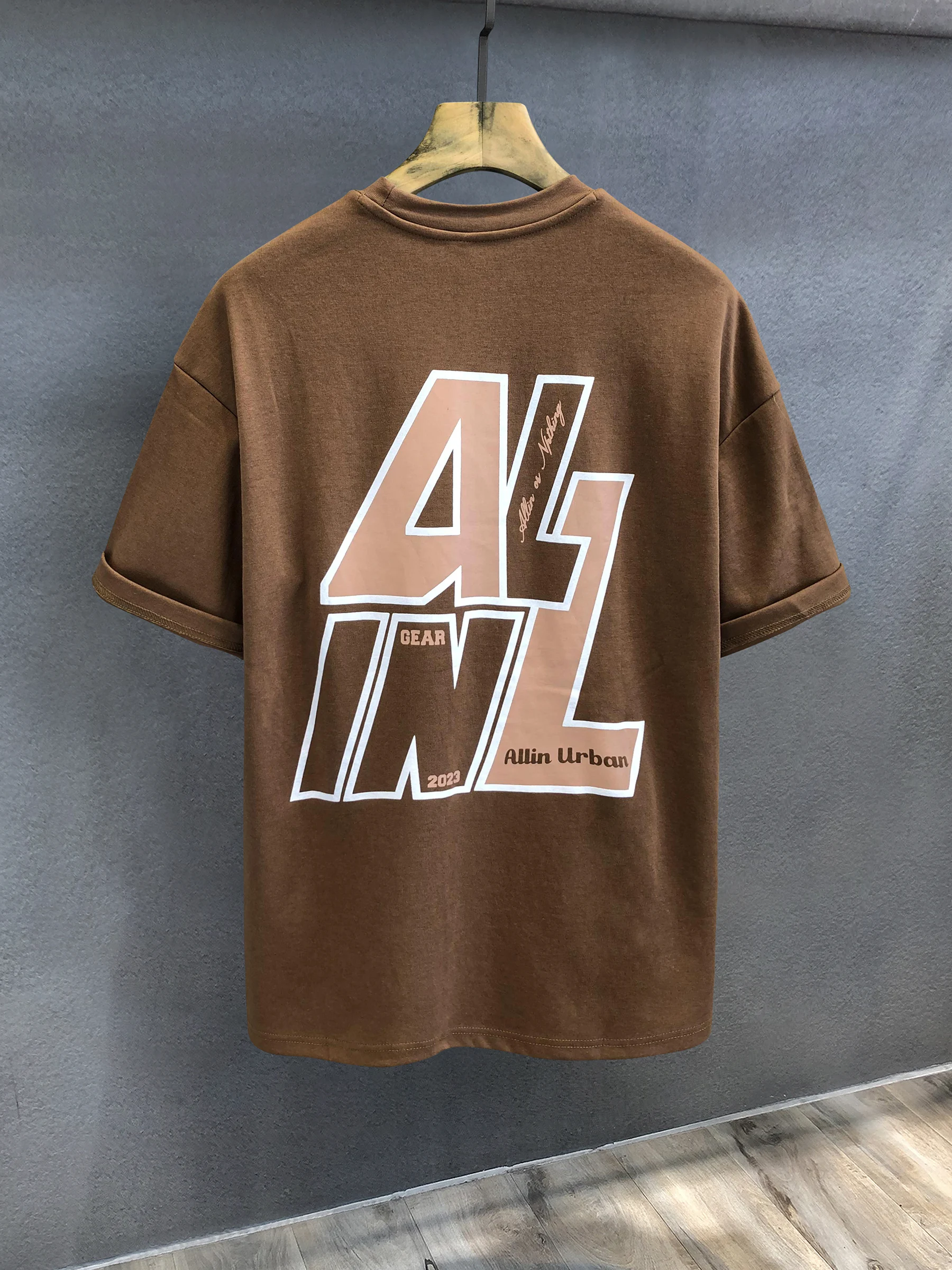メンズ コーデの基本ルールとは？落肩Tシャツで自然なスタイルを実現