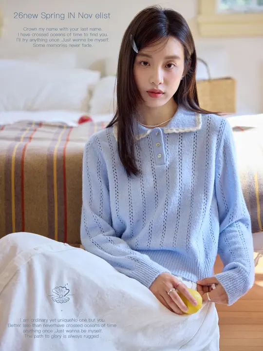 ポロネックの透かし編みニットトップス【女性用・短丈・ブルー】