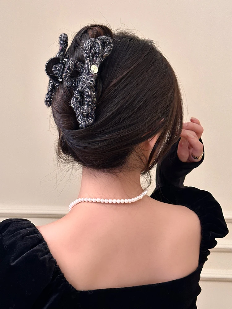 結ぶヘアアレンジをもっと美しくするには？赤い毛羽立ちの蝶結びバンスクリップがおすすめの理由