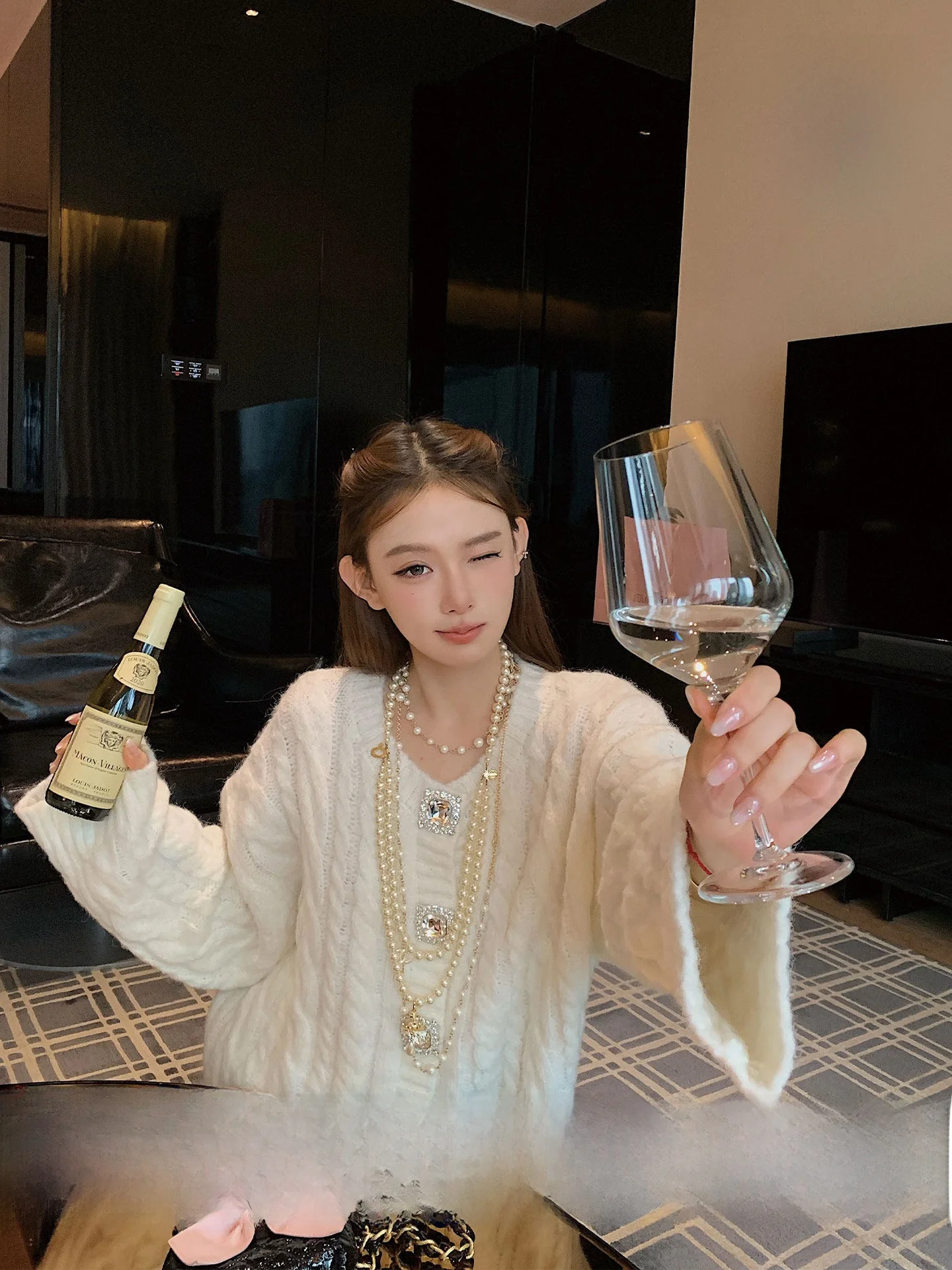 温かみのある秋冬カーディガンとハイウエストショートパンツのセットアップ使い方