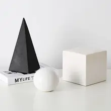 モダンなミニマリストデザイン！幾何学模様の黒白マット仕上げ陶器オブジェ