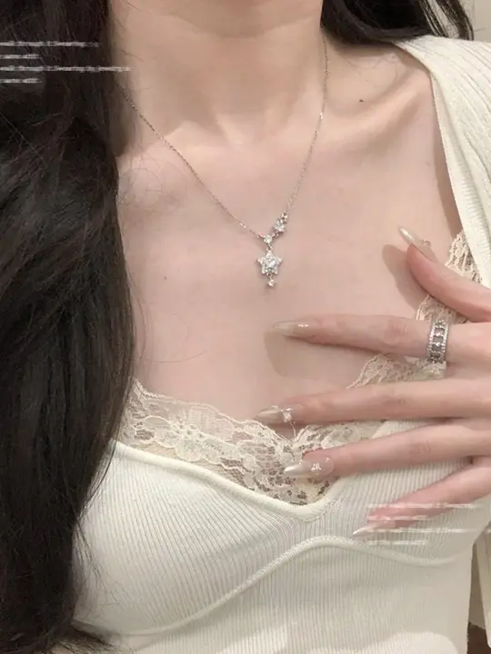 星形のクリスタルペンダントネックレス【エレガントデザイン・ロックチェーン・大人の女性向け】