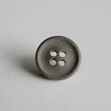 滑らかなマットな再生ポリエステルボタン【ダークブラウン・英国製・直径15mm】