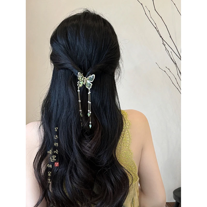 パール付き蝶型ヘアクリップ：民族風のタッセルデザインが特徴
