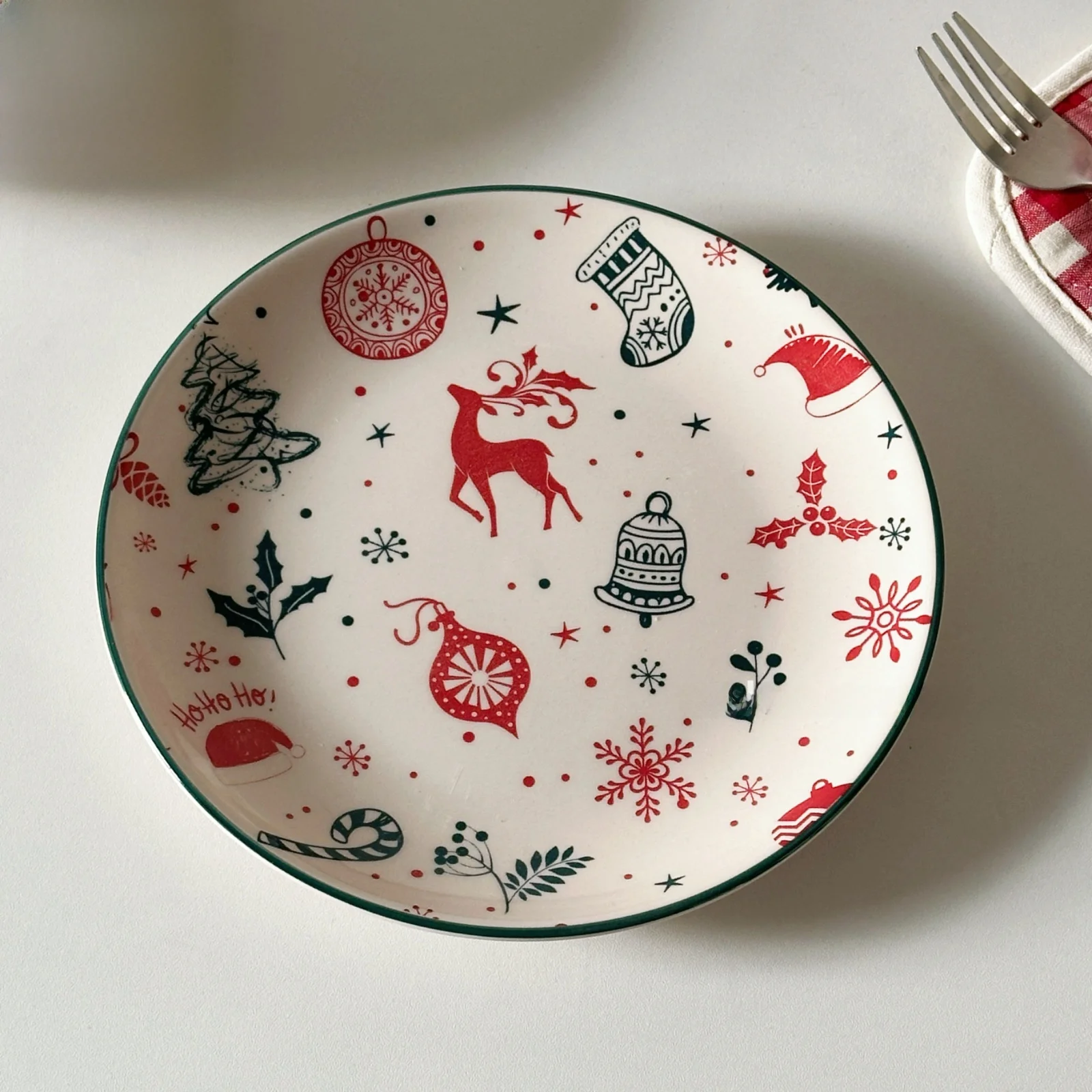 クリスマスデザインの陶器食器セット：12月のプレゼント選びに最適な季節感と実用性を兼ね備えた選択