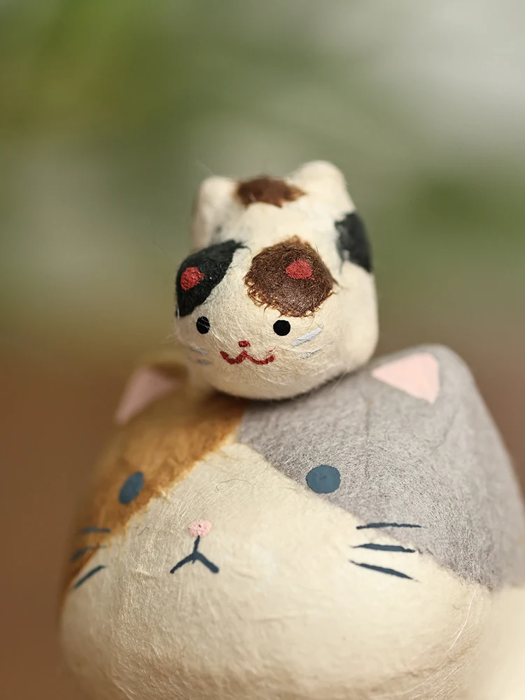 和紙製ミニ猫の置物：かわいいデザインでデスクやインテリアに活用できる